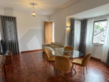 Renovated 2 bedroom apartment with excellent natural light | Parede city center | 10 minutes from th