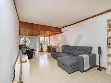 Renovated 2 bedroom apartment with garage in Olaias