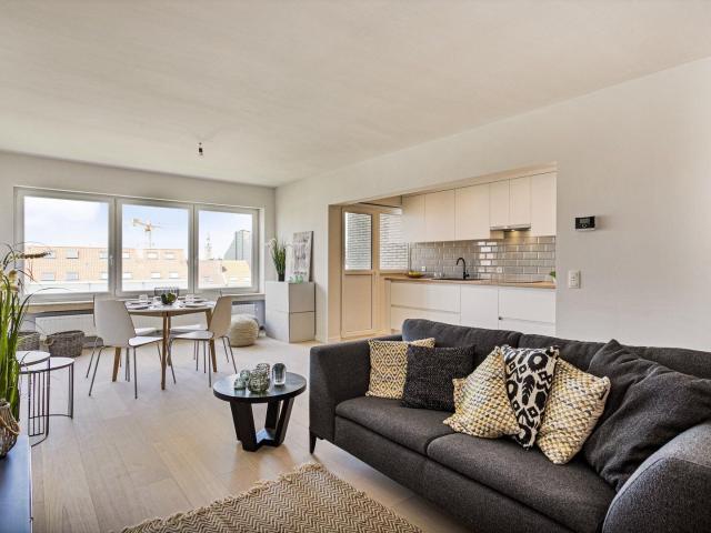 Renovated 2 bedroom apartment with garage in prime location