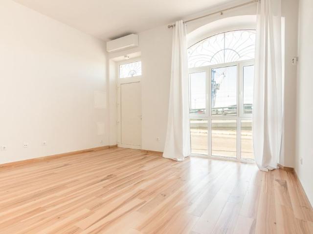 Renovated 2 Bedroom Apartment with River Views in Setúbal Historic Centre