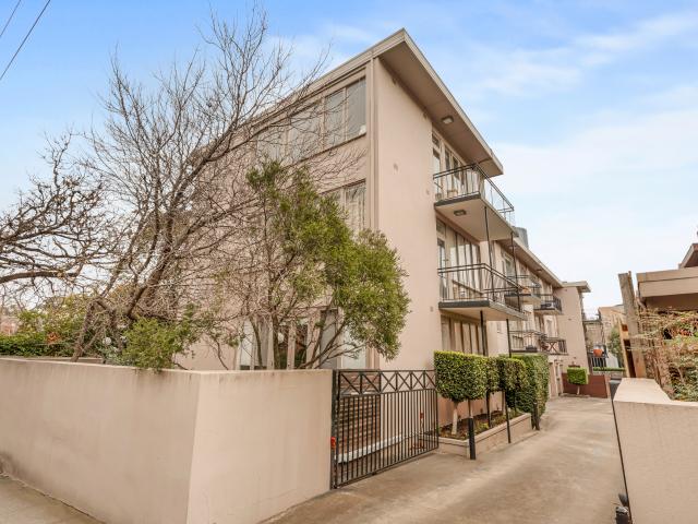 Renovated 2 Bedroom Apartment With Spacious Courtyard