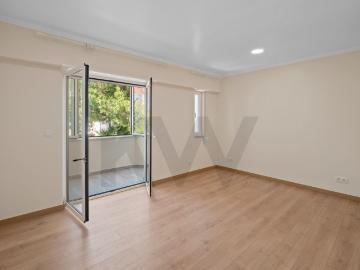 Renovated 2 bedroom apartment in Carcavelos Quiet area, 8 minutes from the beach