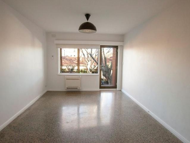 RENOVATED ELWOOD LIVING WITH BALCONY & PARKING