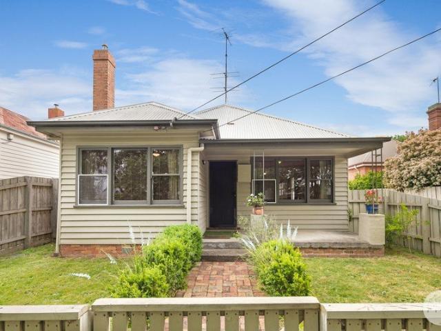 RENOVATED 2 BEDROOM HOME IN PRIME CENTRAL LOCATION.