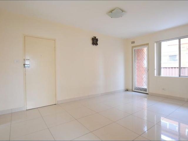 RENOVATED 2 BEDROOM UNIT CLOSE TO TRAIN STATION