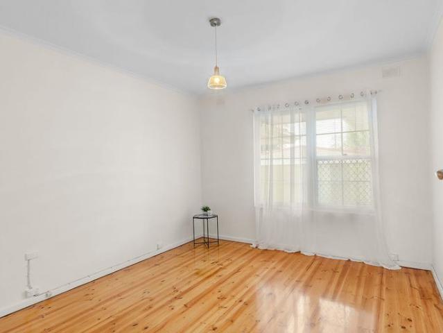 Renovated 2 Bedroom Unit in Small Group Walk to Jetty Road