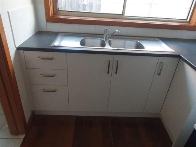Renovated 2 bedroom unit in the heart of Altona