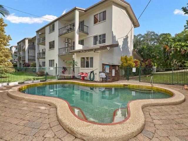 Renovated 2 Bedroom Unit Just One Street from Trinity Beach