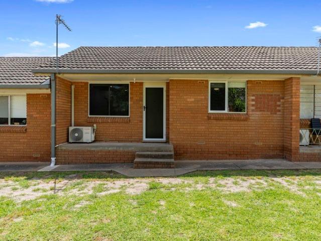 Renovated 2 Bedroom Unit Neat, Modern & Convenient