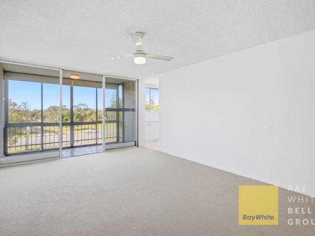 Renovated 2 Bedroom Unit with Stunning Broadwater Parklands Views