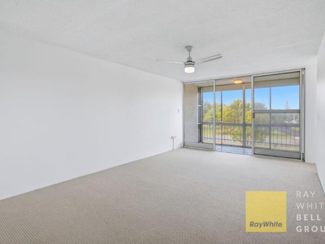 Renovated 2 Bedroom Unit with Stunning Broadwater Parklands Views
