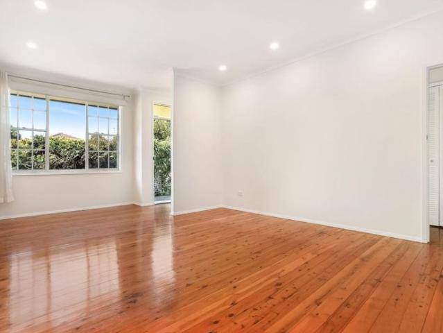 Renovated 2 bedroom villa with garage and courtyard