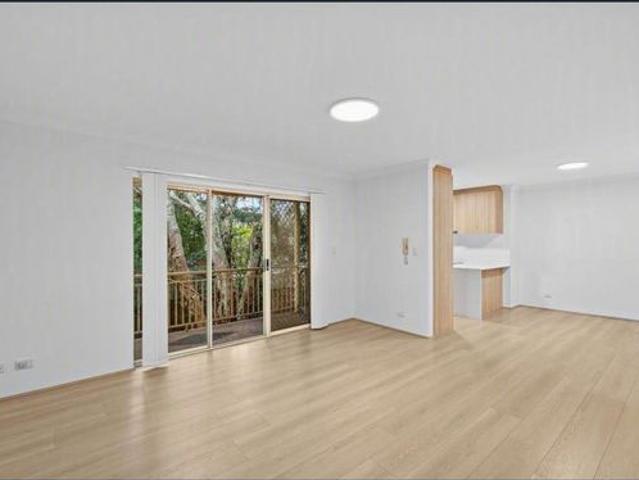RENOVATED 2 BR APARTMENT WITH DOUBLE GARAGE