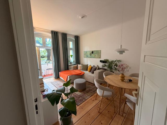 Renovated 2 room apartment in a period building with balcony in Berlin Steglitz