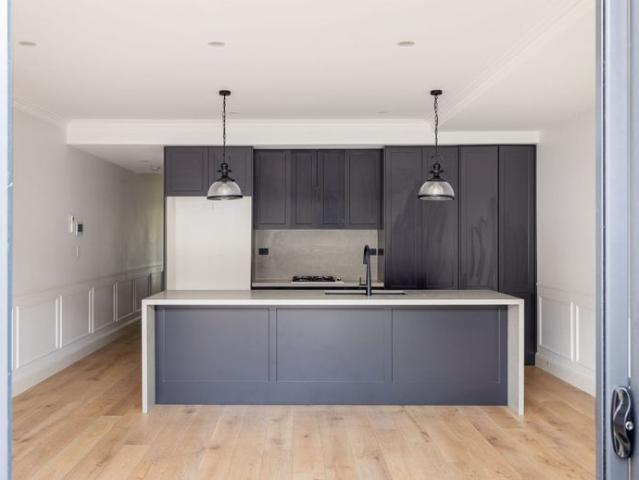 Renovated 4 bed house & garage close to Green Square