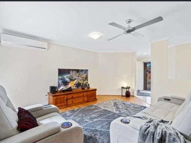 Renovated 4 bedroom Family Home Room for Caravan or Boat Parking