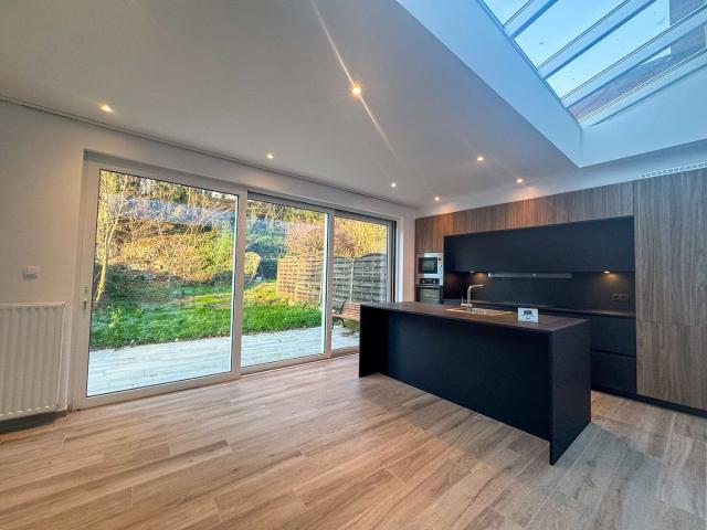 Renovated 4 bedroom house with garden, garage and parking