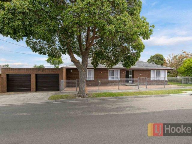 RENOVATED 4 BEDROOMS HOUSE IN NOBLE PARK