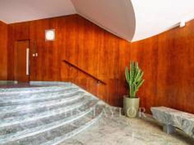 Renovated 5 bedroom apartment with spacious areas in Areeiro