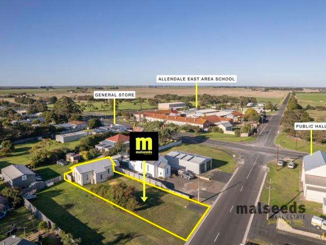 Renovated Cottage with Strong Investment Appeal in Allendale East