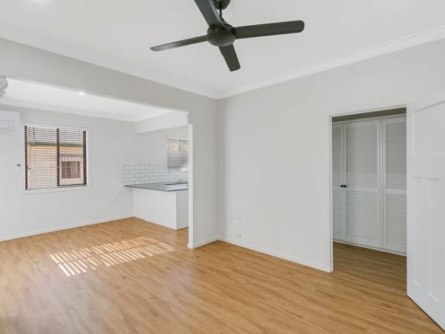Renovated Cottage, Close to Town, Rear Lane