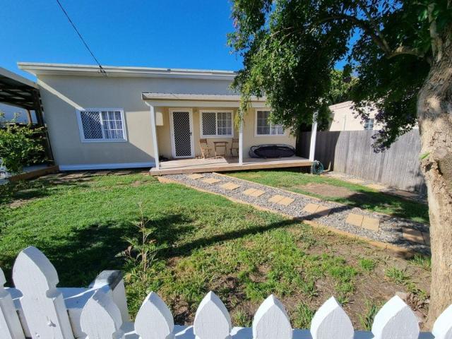 RENOVATED COTTAGE LIVING WALK TO TOWN