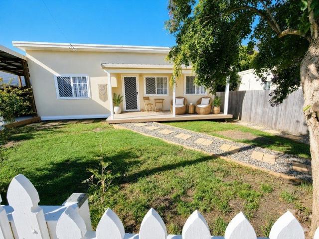 RENOVATED COTTAGE LIVING WALK TO TOWN