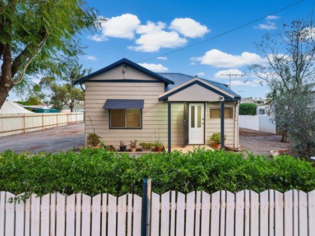 RENOVATED COTTAGE ON 984M² WITH LARGE SHED