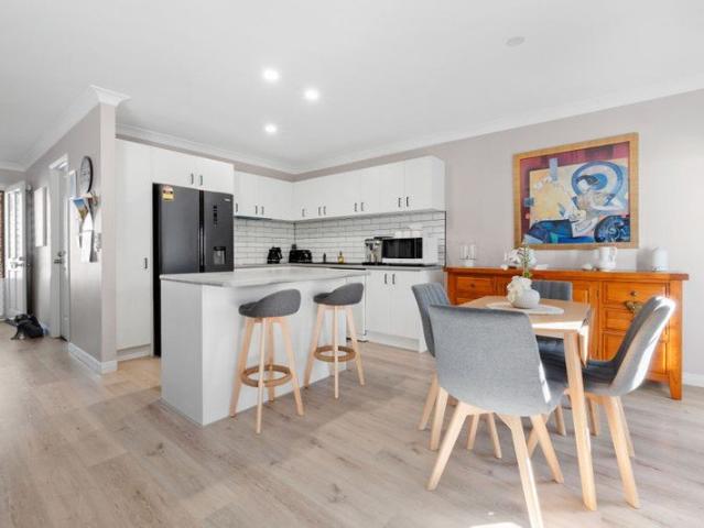 Renovated Coastal Townhouse Just Moments From The Broadwater