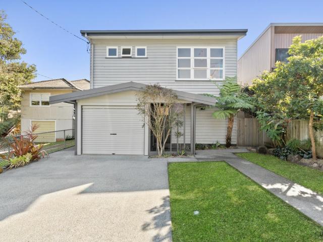 Renovated Coastal Beach House � Walk to the Beach
