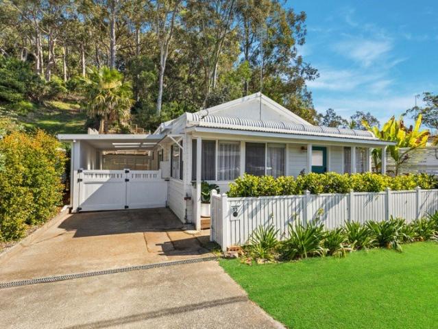 Renovated Coastal Cottage Just 550m to the Beach