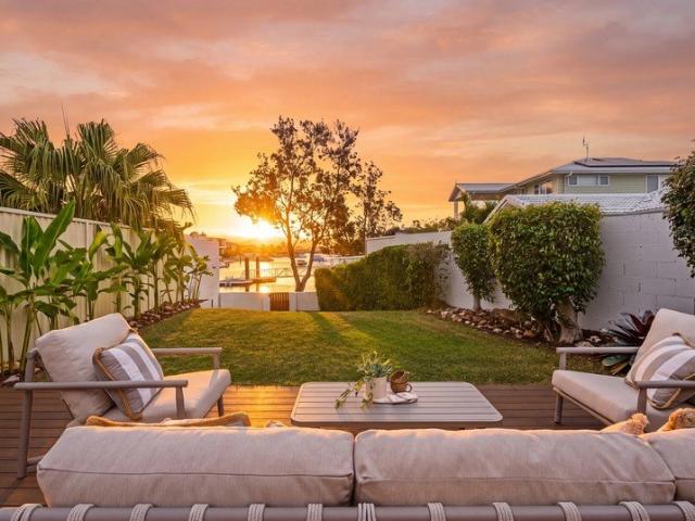 Renovated Coastal Entertainer on the Canal, Just 450m to the Beach
