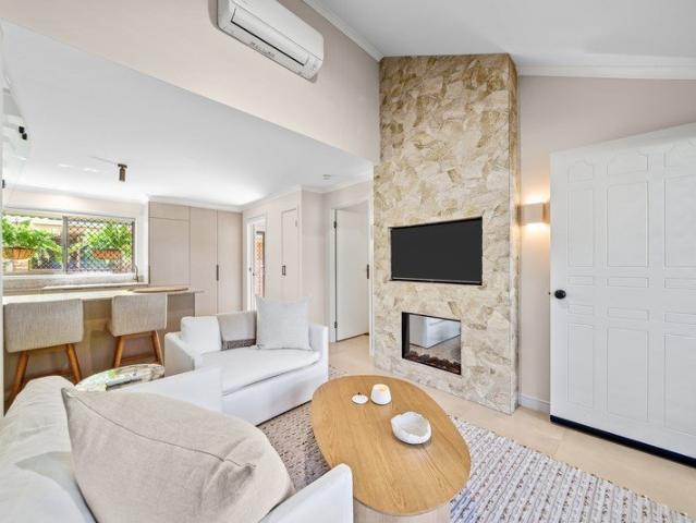 Renovated Coastal Living In Exclusive Mermaid Beach
