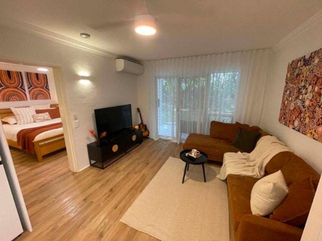 Renovated Coastal Living Just 170m from Trinity Beach Esplanade