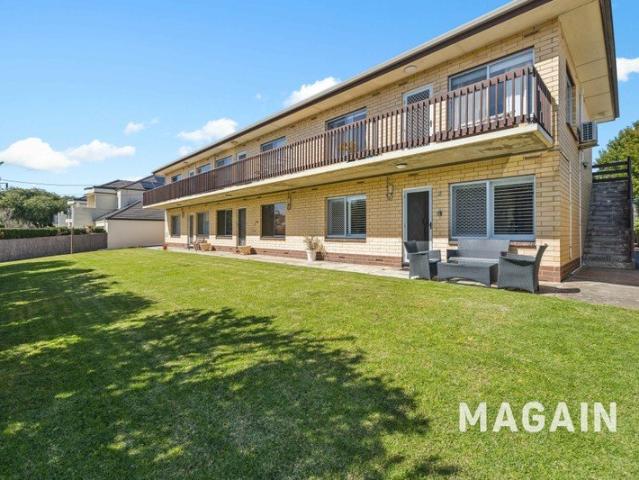 Renovated Coastal Living, Just 180m from the Beach