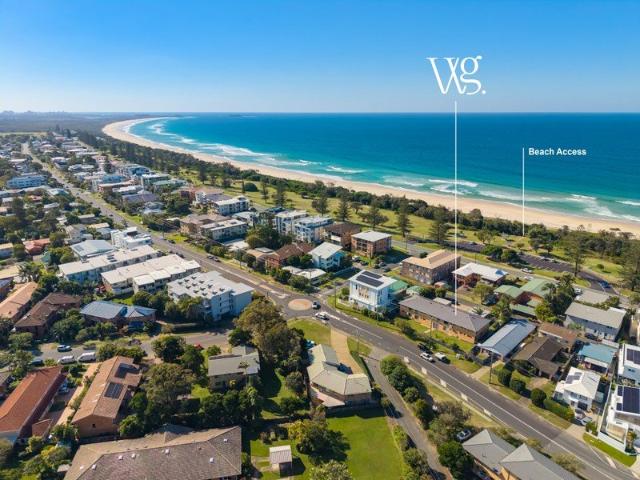 RENOVATED COASTAL LIVING JUST MOMENTS FROM KINGSCLIFF BEACH