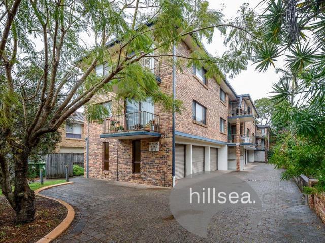 RENOVATED COASTAL LIVING JUST MOMENTS FROM THE BROADWATER