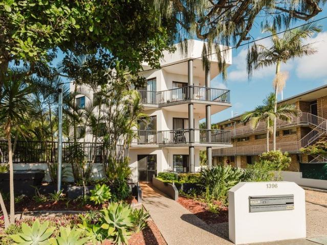 Renovated Coastal Living, Steps from the Sand