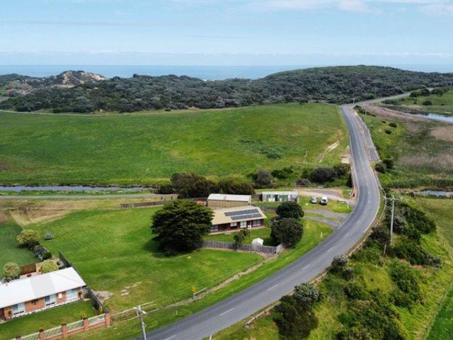 Renovated Coastal Retreat with Spectacular Warrnambool Views
