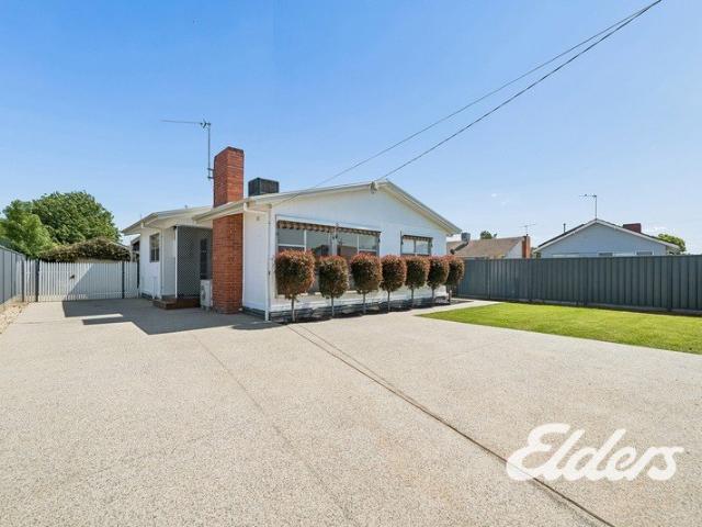 Renovated Comfort with Parkland Access