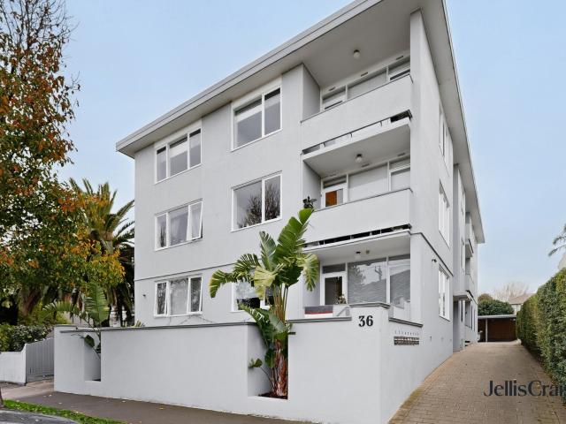 Renovated comfort with spacious interiors in a sought after Elwood location