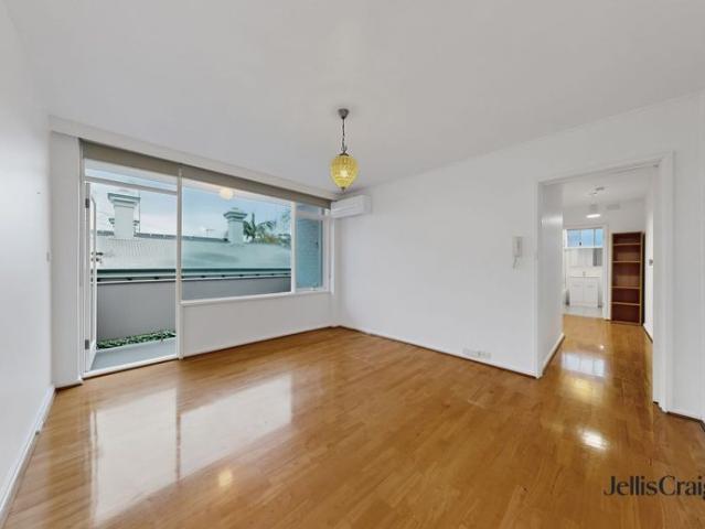 Renovated comfort with spacious interiors in a sought after Elwood location