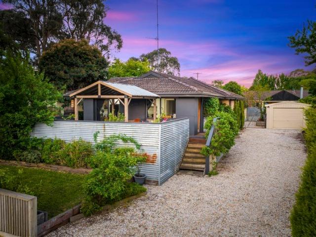 Renovated Comfort, Outdoor Entertaining & Everyday Convenience
