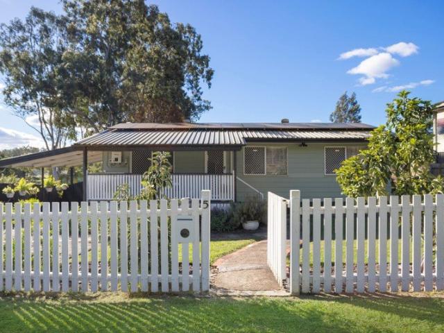 RENOVATED COMFORT. PARK & RIDE CONVENIENCE. BUSHLAND OUTLOOK