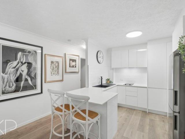 Renovated Corner Apartment Budds Beach