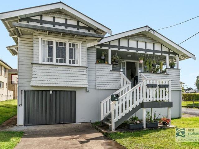 RENOVATED, CHARACTER AND CONVENIENT POSITION
