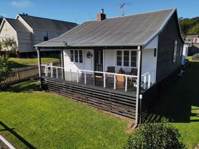 Renovated Character Cottage in the Heart of Pemberton