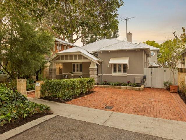 RENOVATED CHARACTER | LAKESIDE LIVING