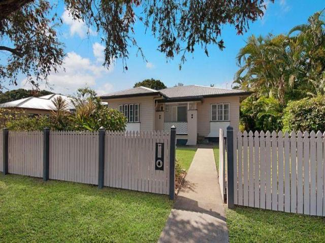RENOVATED CLASSIC LOW SET HOME WITH POOL