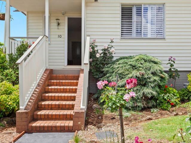 Renovated Cutie on Huge 1214m2 Block